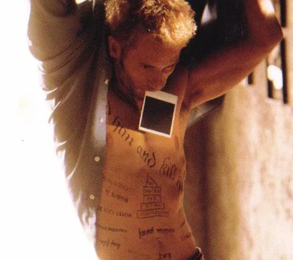 《记忆碎片》:美国罪案动作电影,纹身真相揭秘,盖·皮尔斯演技大爆发,短期记忆丧失症引发思考视频大小/数量