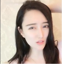 虎牙主播《晴妹妹》直播自娱自乐揉xue