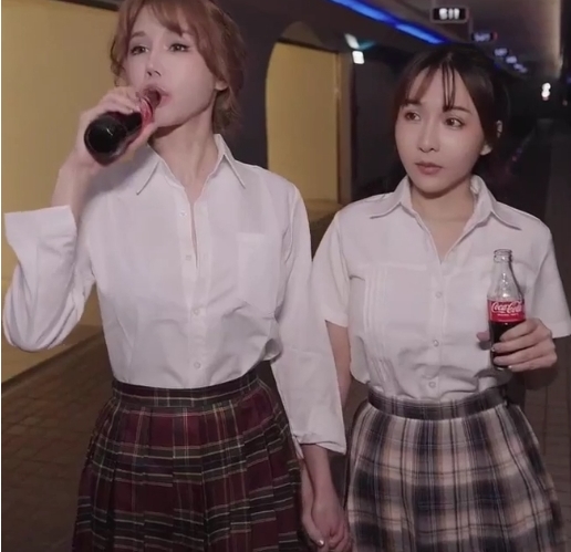 《辛尤里》12月新作+和闺蜜搭乘诸葛木马玩弄升天