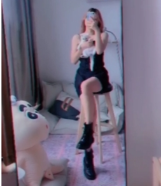 优质妹子《一只萌宠》举牌女神