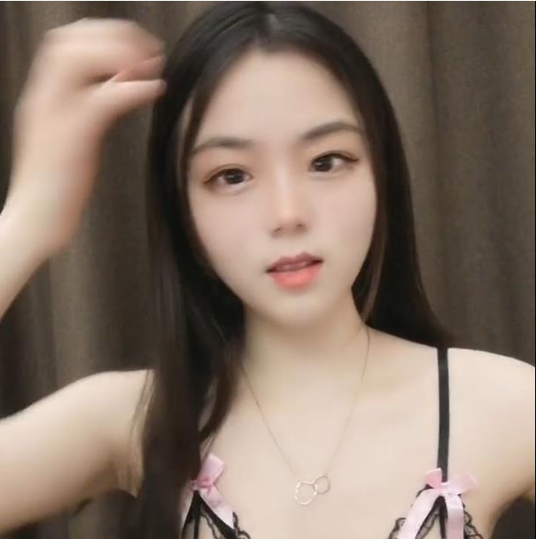 眼前一亮颜值小美女身材真奈斯