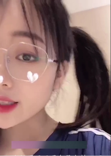 高颜值主播《小熙》露脸学生体C服