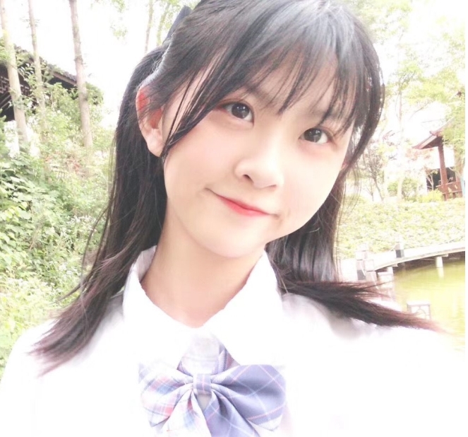 逆天妹子《酸果儿》竟然在公共场合一丝不挂到处跑！