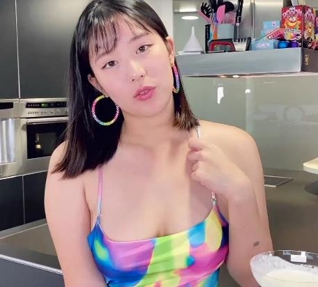 留学生欧祖儿穿高跟鞋长裙在厨房和男同学激烈战斗