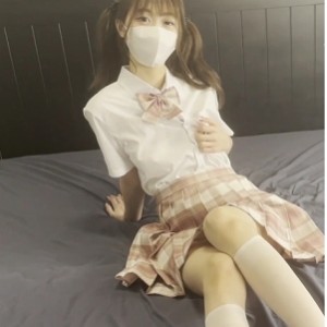 七度空间视频《cola酱》双马尾白丝袜JK妹子学生装