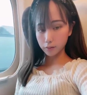 高颜值美女+高铁上大胆展示自我安慰