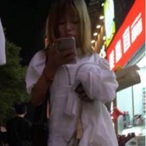 旗袍美女刚约会完，空档逛街近距离观看小嘴的变化