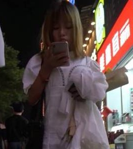 旗袍美女刚约会完，空档逛街近距离观看小嘴的变化