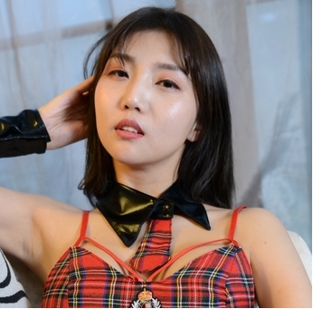 PANS优质反差御姐《小青》诱人私拍女仆装透视黑丝