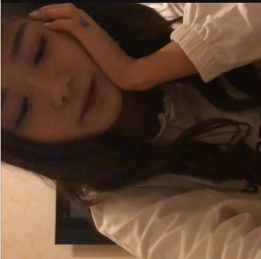 露脸萌妹-对话精彩爱跳舞的漂亮小仙女手用脚~保健+1V-2.4G