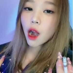 套路直播白桃 – 盯腋下烟灰十次挑战【1V】【350MB百度云】