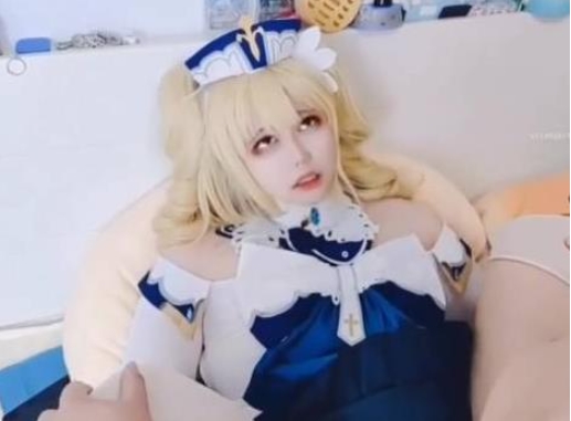 某推TS伪娘小舞酱cos原神芭芭拉肉身抵挡两位老哥的进攻