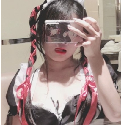 推特《qiongqiong》小妹子展示自拍