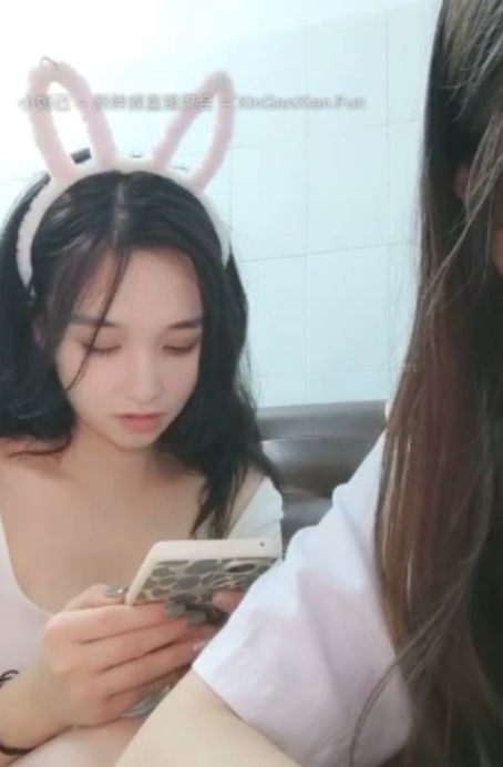 大平台独家首推【呇竍】布丁来了，人气破50万+3姐妹互动舌吻+几巴互动