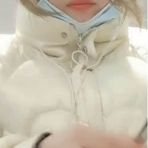 [有水] 优质美女【辣条有辣椒】户外大黑牛夹逼走哪水花滴到哪..