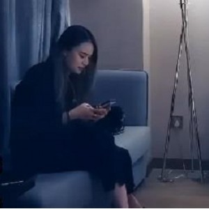 一身修身黑衣约到酒店前凸后翘 [1V-733M]