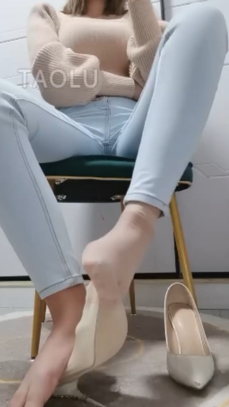 套路直播白桃S-第一视角-春节专场:踩爆x+贴脸剐舌头物件牛仔短丝【2V】【716MB百度云】