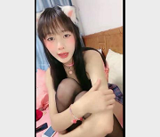 手指抠B不够爽-旁边反手拿到个啤酒瓶就往BX捅擦+[1V-257M]