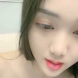 （来吃小包子）清纯女大学生沉沦赚学费 闪现展示极致诱惑