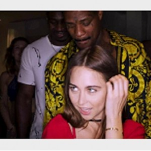 柠檬水-小美女大战6黑佬 [1V-2.1G]