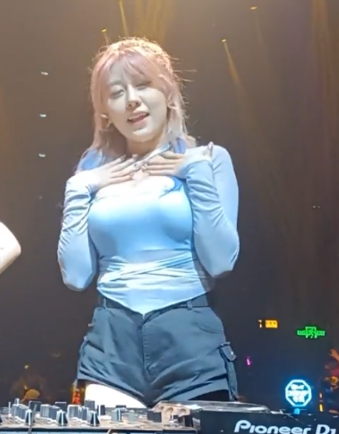 dj抖球舞抖球舞甩奶乳摇丰满大罩杯热舞抖臀甩臀蜜桃臀热舞聊天劲爆韩国BJ直播美女紧身裤街拍[1073V/10.05G/百度盘]