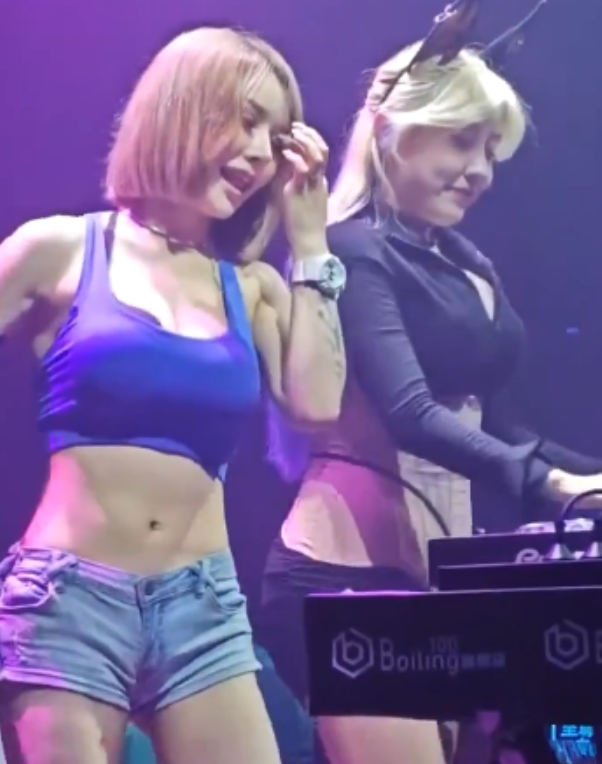 DJ热舞翘臀抖馒头,黑丝少妇热舞，老熟女肉丝广场舞后推车大东西光“阴”素人露脸油亮有趣跳舞[1347V/15.08G/百度盘]