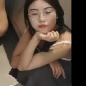 不大的套房里面充满了团建的气息 [1V-1G]