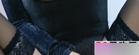 《御姐网红闫研的性感自拍：一部清新火辣的视觉盛宴，1G超大容量》