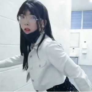 清纯眼镜长腿系在女厕公然修洞无视身边上厕所的人一脸懵逼清洁大妈见过世面淡定无比