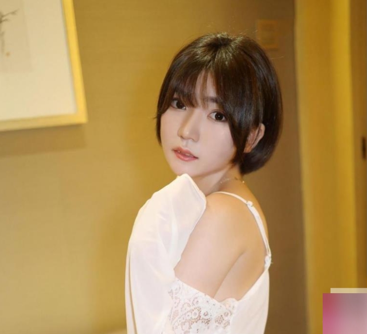 《小鱼儿：一位可爱性感的少女的梦想故事》