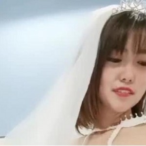 两位优质女主播撞衫 白色婚纱作品两部