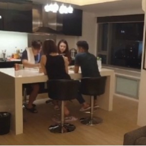 婚礼现场漂亮伴娘与新郎给力互动 被偷录【1V 152M 百度盘】