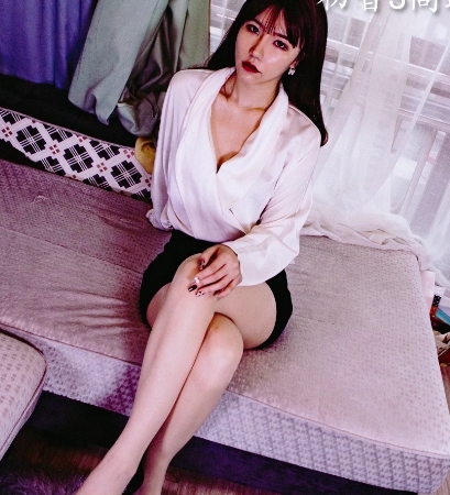 【足系列】脚模摄影初音S高跟丝足尽情舔【1V+1.16G】