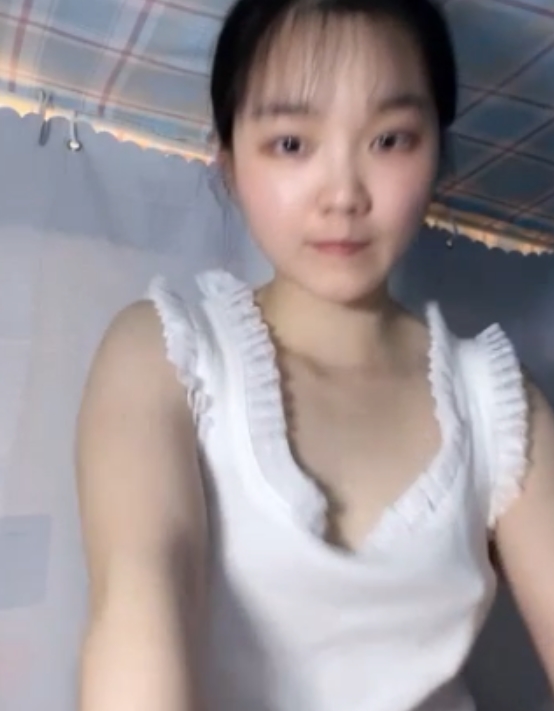 学妹宿舍大胆表演,流血洗澡视频10v+19g自行打包
