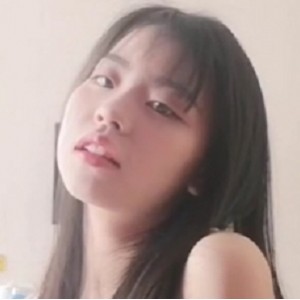 艺校小美女琪琪自行打包，与四眼男反差搞怪放飞自我