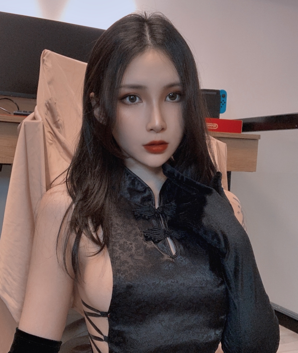 Vams子推特散图合集:黑色旗袍、兔女郎、蛇皮泳装,酒吞童子,光辉,多样风格视频下载