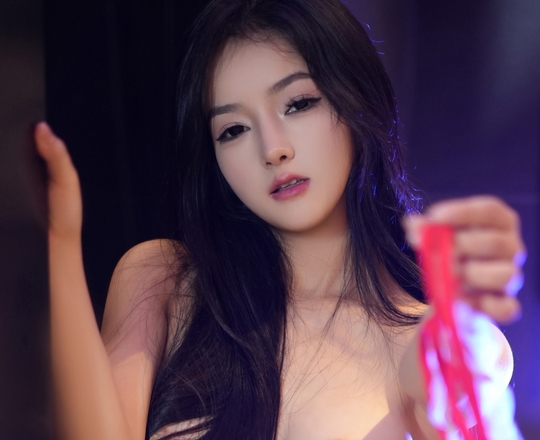 谭小灵：优质身材一丝不挂，表情勾人！2.7G高清视频震撼上线！