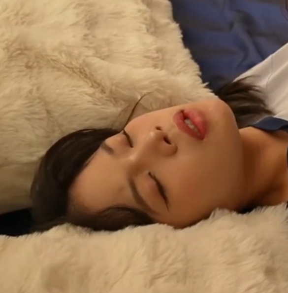 18岁美少女Mia，嘴巴被大物件塞满，解压密码引发困惑与恐惧