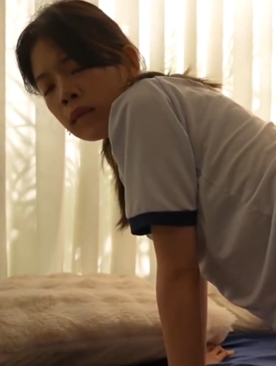 18岁美少女Mia，嘴巴被大物件塞满，解压密码引发困惑与恐惧