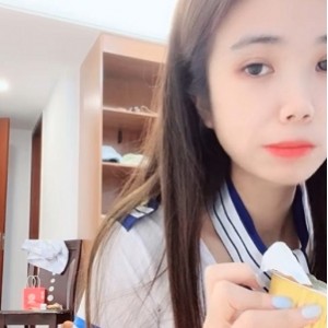 60v56.4g反差眼镜妹妮妮：收藏百度ED2K，独特个性引关注