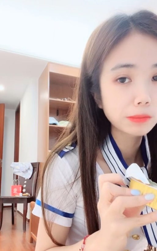 60v56.4g反差眼镜妹妮妮:收藏百度ED2K,独特个性引关注