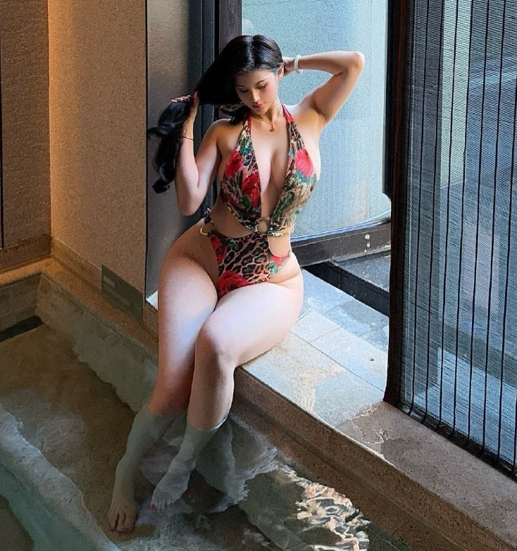 荷拉/山雀Queen:高颜值漫画身材,22w粉丝抖音视频52个,大小540MB,大罩杯胖臀惹眼!