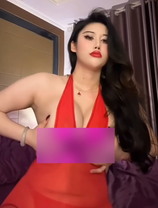 荷拉/山雀Queen:高颜值漫画身材,22w粉丝抖音视频52个,大小540MB,大罩杯胖臀惹眼!