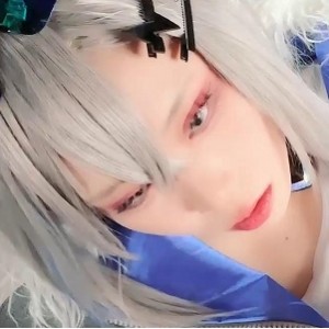 的精湛技艺更是让人赞叹不已。**视频资源下载与观看**如果您也对浵卡的COS作品感兴趣，不妨点击下方链接，下载观看她最新的银狼角色视频。在这个视频中，您将看到浵