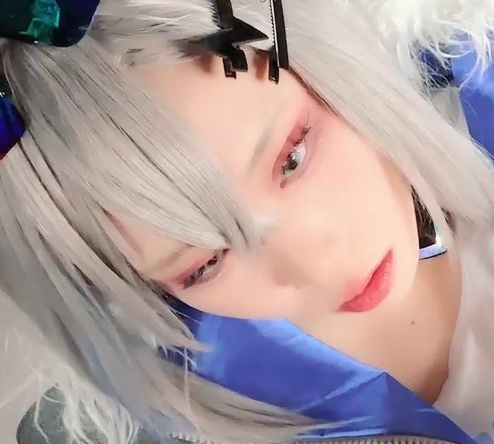 的精湛技艺更是让人赞叹不已。**视频资源下载与观看**如果您也对浵卡的COS作品感兴趣，不妨点击下方链接，下载观看她最新的银狼角色视频。在这个视频中，您将看到浵卡如何通过互动和表演，将角色诠释得淋漓尽致。不容错过的精彩表演，赶快点击链接，一窥浵卡的COS世界吧！