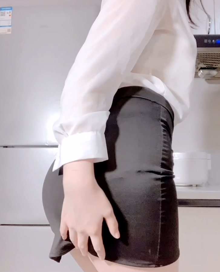 600万粉丝网红飘零月月酱49.7g合集,542个视频收藏,补百度ED2K资源丰富,皮质绑带时尚风格,绝对不容错过!