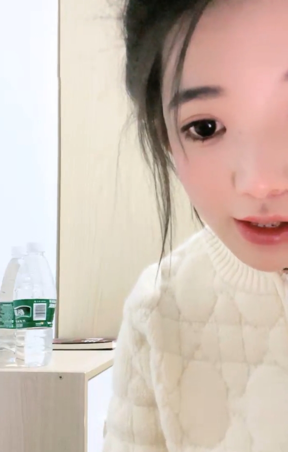 校园热点：大二妹妹宿舍直播50.4g视频，新增30v