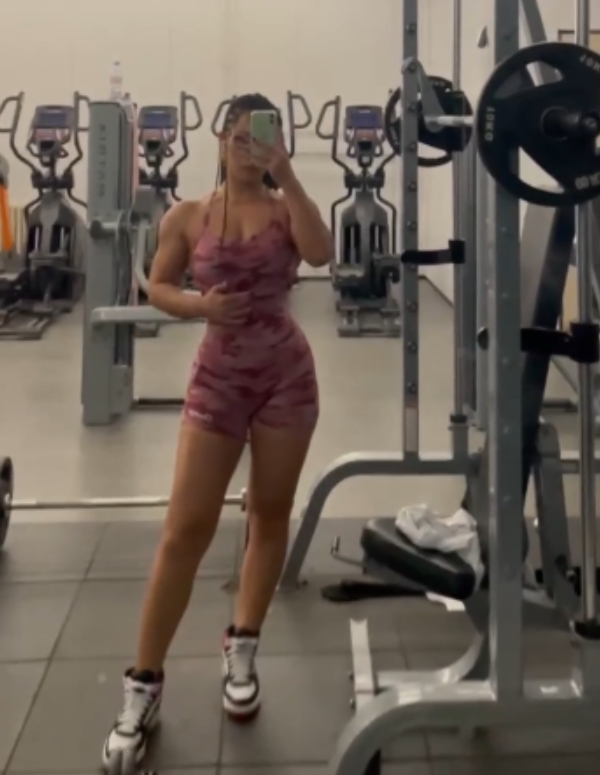 夏甜：蜜桃臀健身网红女王，74个视频1.08GB福利大放送！