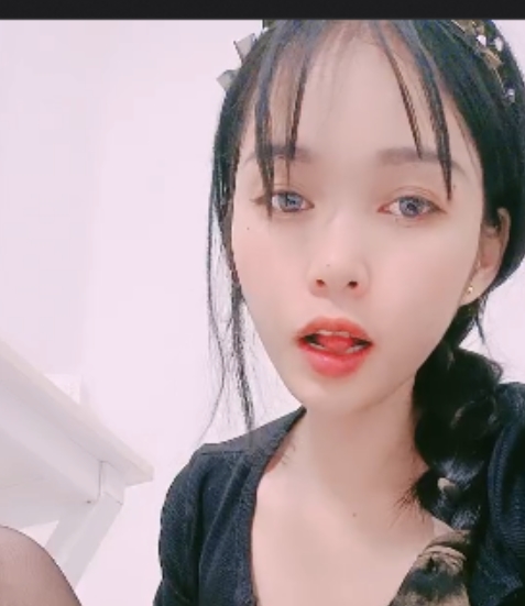 御姐老板娘的炮击互动，看点十足，手指弄净某处