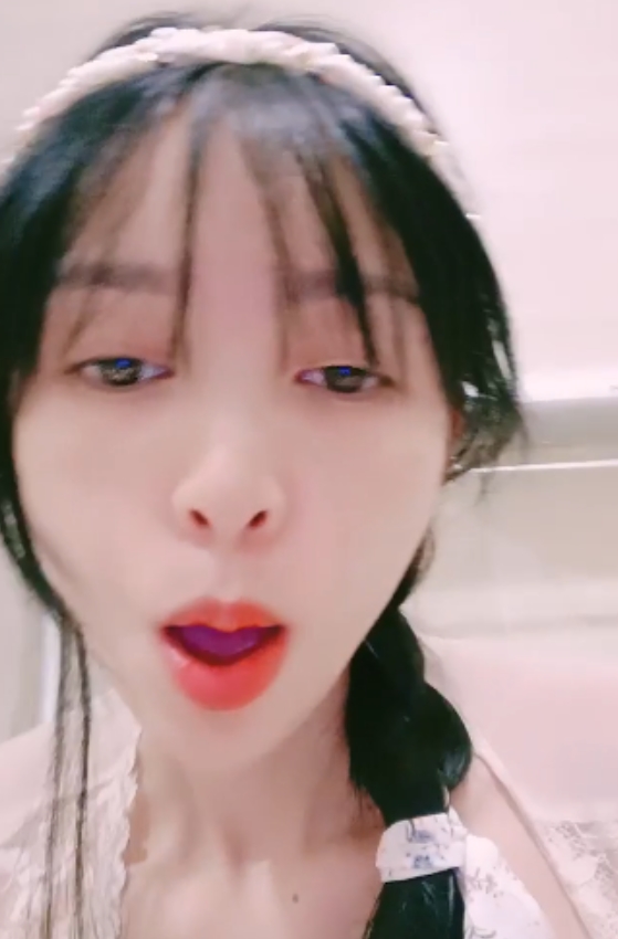 御姐老板娘的炮击互动，看点十足，手指弄净某处